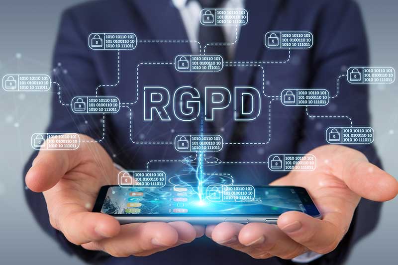 Homme d'affaires protégeant ses données avec l'interface de la loi GDPR sur son téléphone portable.
