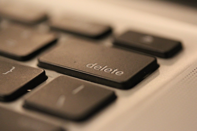 La touche "delete" en gros plan sur un clavier d'ordinateur évoque le droit à la suppression des données personnelles, un concept clé du RGPD.