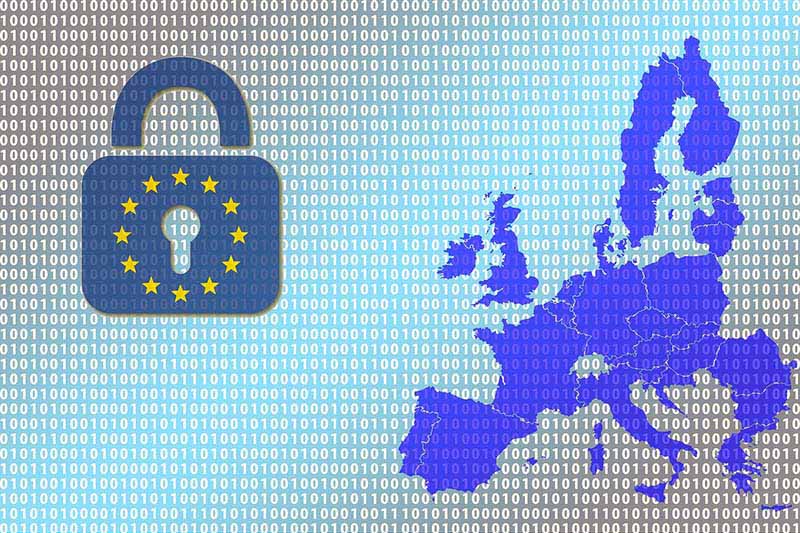Une carte de l'Europe composée de chiffres binaires en bleu est surmontée d'un cadenas arborant le drapeau de l'Union européenne, symbolisant la sécurisation et le contrôle du transfert des données personnelles conformément au RGPD.